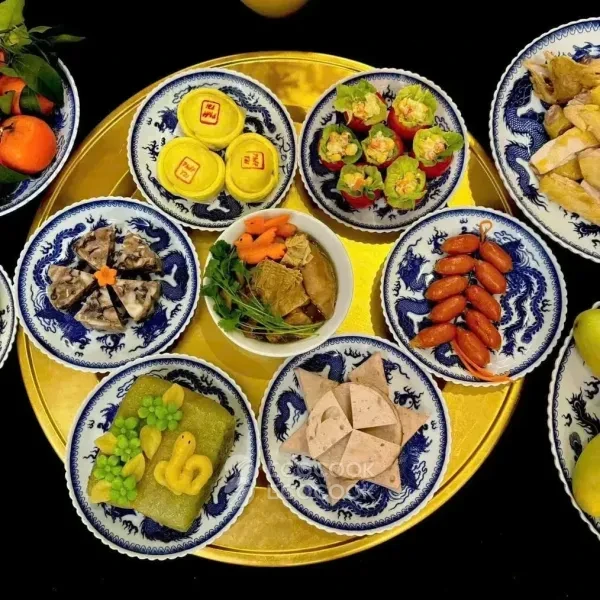 Mâm nhôm anod vàng 52cm bày cỗ Tết: bánh chưng, giò thủ, giò lụa, xúc xích, cà chua nhồi, bánh dày và bát canh măng