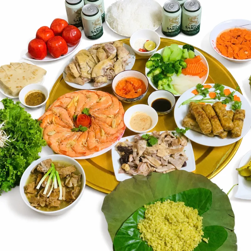 Mâm nhôm anod vàng 52cm bày cỗ: tôm, nem, gà luộc, rau và các bát nước chấm, thêm nhiều món đặt quanh mâm