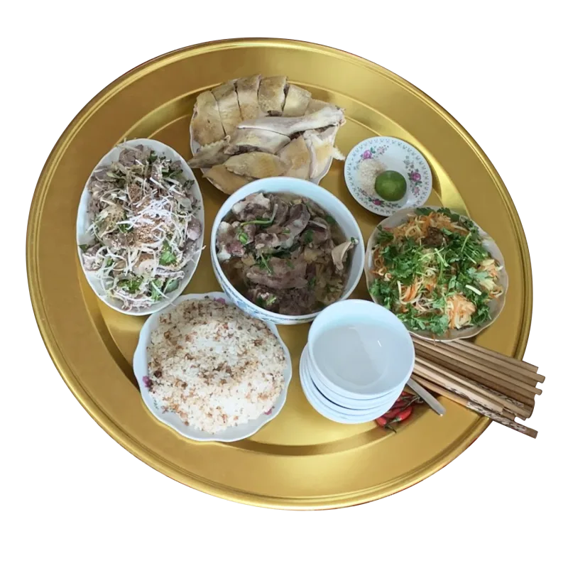 Mâm nhôm anod vàng 61cm bày mâm cơm gia đình: gà luộc, lòng, nộm, cơm, chồng bát và đũa
