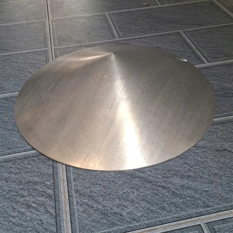 Máng nón bằng nhôm úp xuống nền gạch, thấy rõ dáng nón nhọn ở giữa