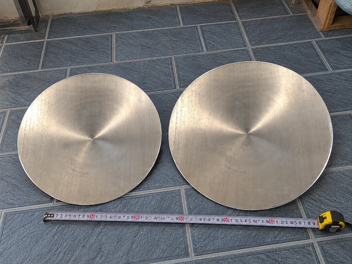 Hai máng nón bằng nhôm cỡ 45cm và 50cm đặt cạnh nhau trên nền gạch, phía dưới là thước dây