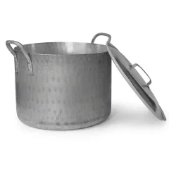 Nồi luộc bánh chưng nhôm gò mở nắp trên nền trắng, mặt nồi có vết gò