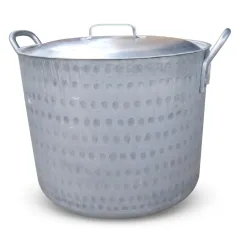 Nồi nhôm gò loại to đậy nắp, thân nồi có các hàng vết gò
