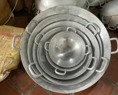 Bộ chảo nhôm gò nhiều cỡ lồng vào nhau trong kho xưởng