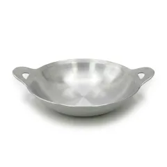 Chảo nhôm máy bay chụp chéo, lòng chảo nông sâu khoảng 6–8cm, hai tai liền thân