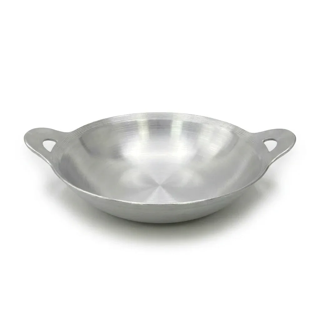 Chảo nhôm máy bay chụp chéo cho thấy lòng chảo nông, sâu khoảng 6–8cm