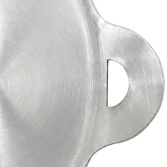 Cận cảnh tai chảo nhôm máy bay liền thân, khoét lỗ bán nguyệt, vân tiện ở miệng chảo