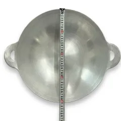 Đo chảo nhôm máy bay cỡ 40cm bằng thước dây, từ mép miệng chảo này sang mép kia