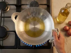 Cách tôi chảo nhôm mới để chảo không dính