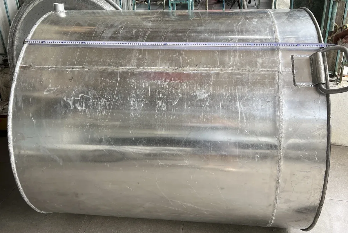 Đo chiều cao nồi luộc măng bằng nhôm bằng thước dây, khoảng 140cm