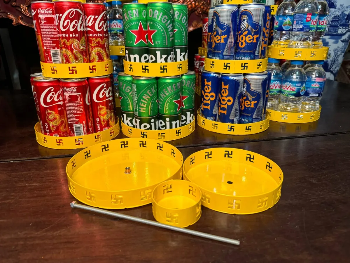 Bộ khay tháp nước ngọt chữ vạn tháo rời và thanh ren đặt trước các tháp đã xếp lon Coca, bia và chai nước suối
