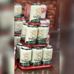 Tháp nước ngọt bằng gỗ 3 tầng vuông xếp lon bia Sài Gòn, khay gỗ màu cánh gián bo góc