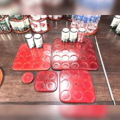 Các khay gỗ vuông của tháp nước ngọt, mặt khay phay ô lõm tròn vừa đáy lon, bên cạnh là thanh ren