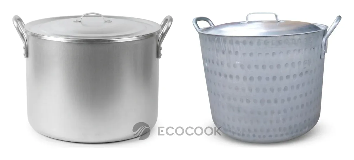 Nồi luộc bánh chưng nhôm trắng thành trơn sáng đặt cạnh nồi luộc bánh chưng nhôm gò có các hàng vết gò quanh thân