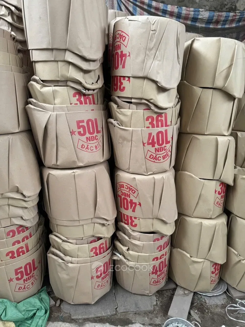 Nồi luộc bánh chưng bọc giấy kraft xếp chồng trong kho, giấy in dung tích 50L, 40L, 36L, 30L, 25L