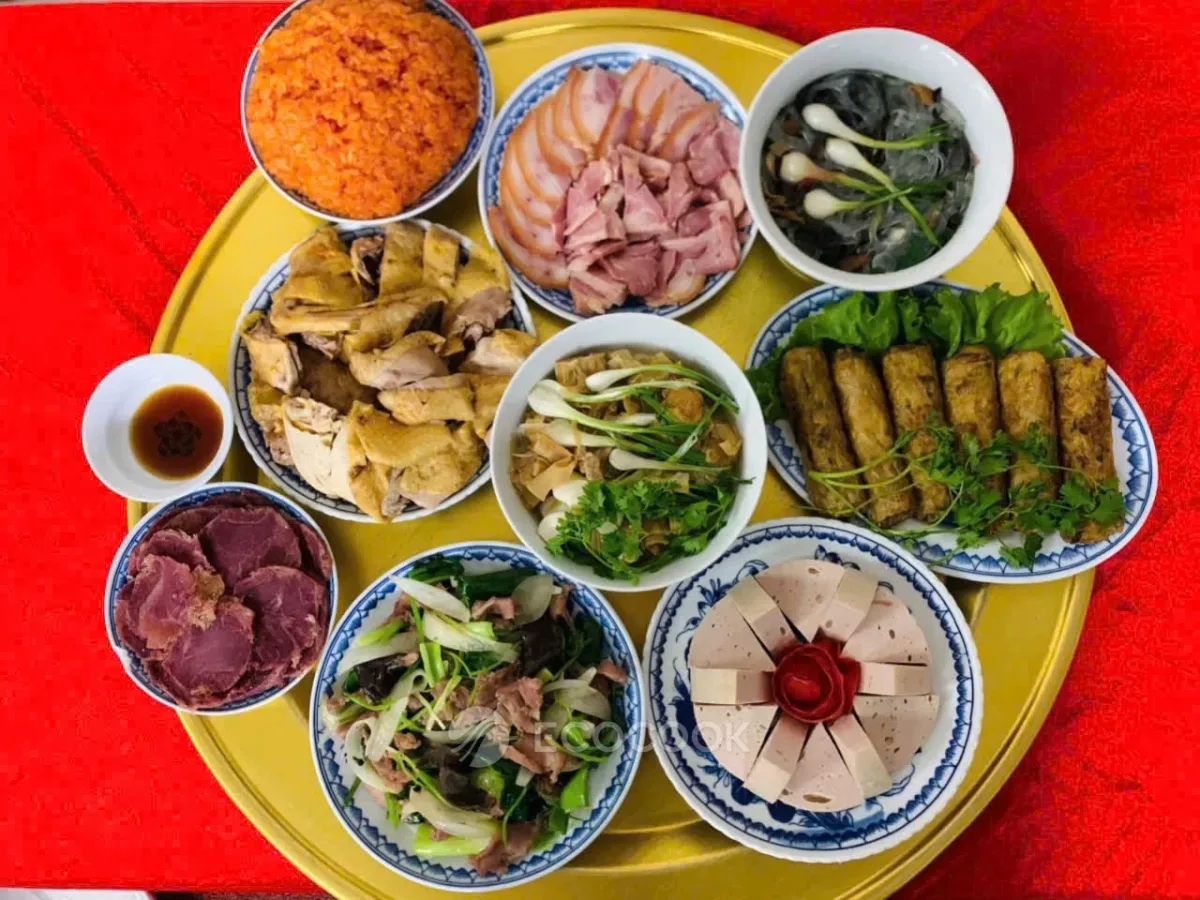 Mâm nhôm vàng 52cm bày cỗ chín món: xôi gấc, gà luộc, nem rán, giò lụa, miến xào và bát canh