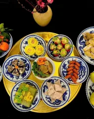 Mâm nhôm anod vàng 52cm bày cỗ Tết: bánh chưng, giò thủ, giò lụa, xúc xích, cà chua nhồi, bánh dày và bát canh măng